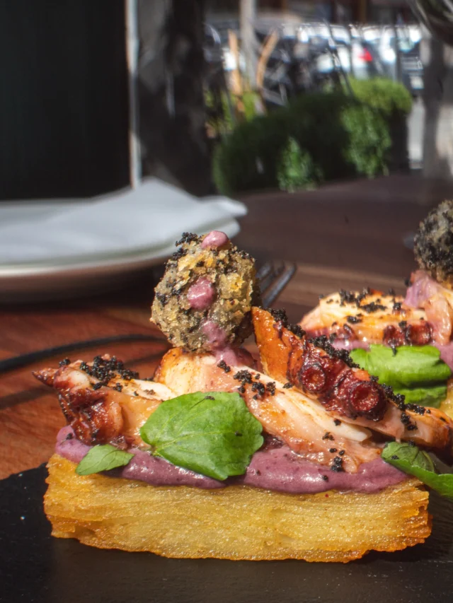Especial de Semana Santa

Téntaculo de pulpo rostizado sobre cremoso de choclo al jengibre.

Pulpo al olivo sobre mil hojas de papa y aceitunas apanadas en su polvo y panko.

Trucha a la naranja acompañada de risotto con mariscos escabechados.

Solo por estos días.

 Te esperamos ♥️
