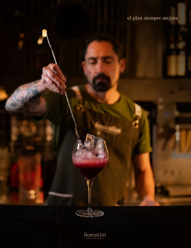 Hay días que se organizan
Y otros que simplemente pasan.
 
Pero si elegís un buen mocktail 
Siempre sale un poco mejor

*BLOOM : Frutos rojos, tónica, limón y naranja.

Nos vemos en Fiorentini.

Reserva tu mesa—Link en bio.