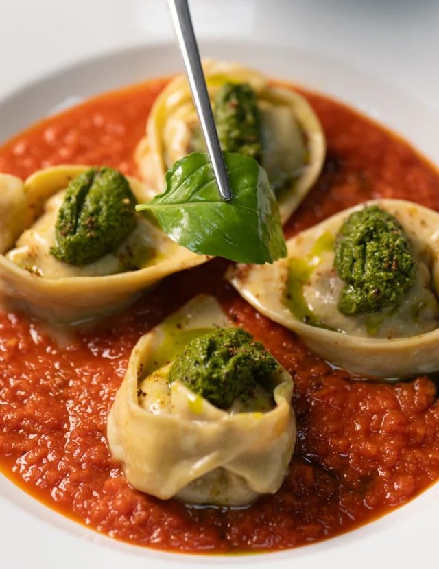 El sabor de Italia, en su máxima expresión. 🇮🇹✨

Nuestro Tortelón de Osobuco es una invitación a disfrutar la auténtica cocina italiana.

Pasta artesanal rellena de osobuco, queso Grana Padano y queso Gorgonzola, servida sobre una salsa pomodoro y nuestro inconfundible pesto.

✨ Una fantasía al paladar.

📍 Te esperamos en Fiorentini, donde cada plato cuenta una historia italiana.

#pucon #cocinaitaliana🇮🇹