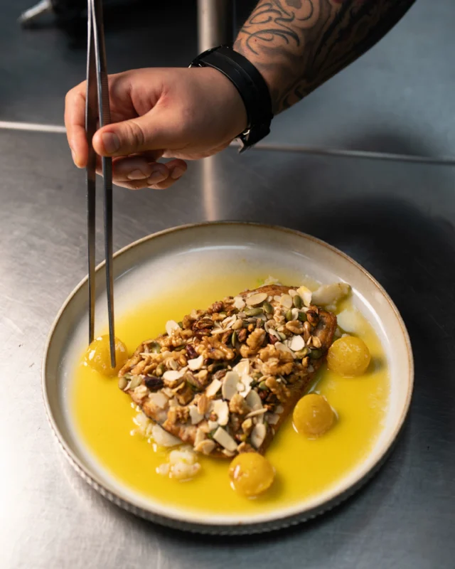 Sabores que hablan por sí solos.

Trucha en costra de frutos secos,
puré rústico de papa
y salsa de pera al azafrán.

Una propuesta creada para quienes disfrutan la cocina con calma y aprecian los pequeños detalles.

#pucon #italainfood